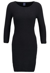 Svart ribbstickad klänning med trekvartslånga ärmar, åtsittande silhuett och rund halsringning. Slät textur och längd till mitten av låret.