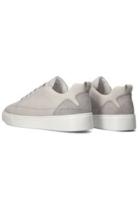Grijze suede sneakers met een gladde, matte afwerking, witte rubberen zool, subtiele logo-details en een rond toelontwerp.
