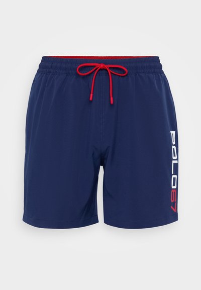 Shorts de bain marine avec taille à cordon de serrage en rouge. Présente le texte "POLO67" en blanc et rouge sur le côté gauche. Texture de tissu lisse.