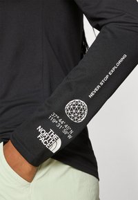 The North Face FLEX 1/4 ZIP GRAPHIC - Long sleeved top - black