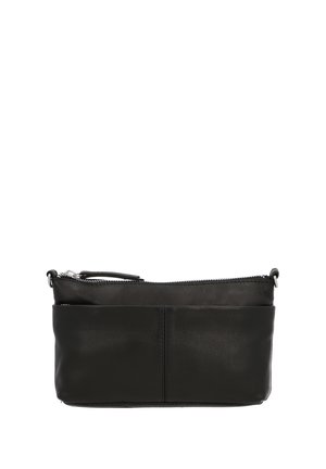 Pieni musta nahkainen pussi, jossa on etutasku ja hopeavetoketju päällä valkoista taustaa vasten.