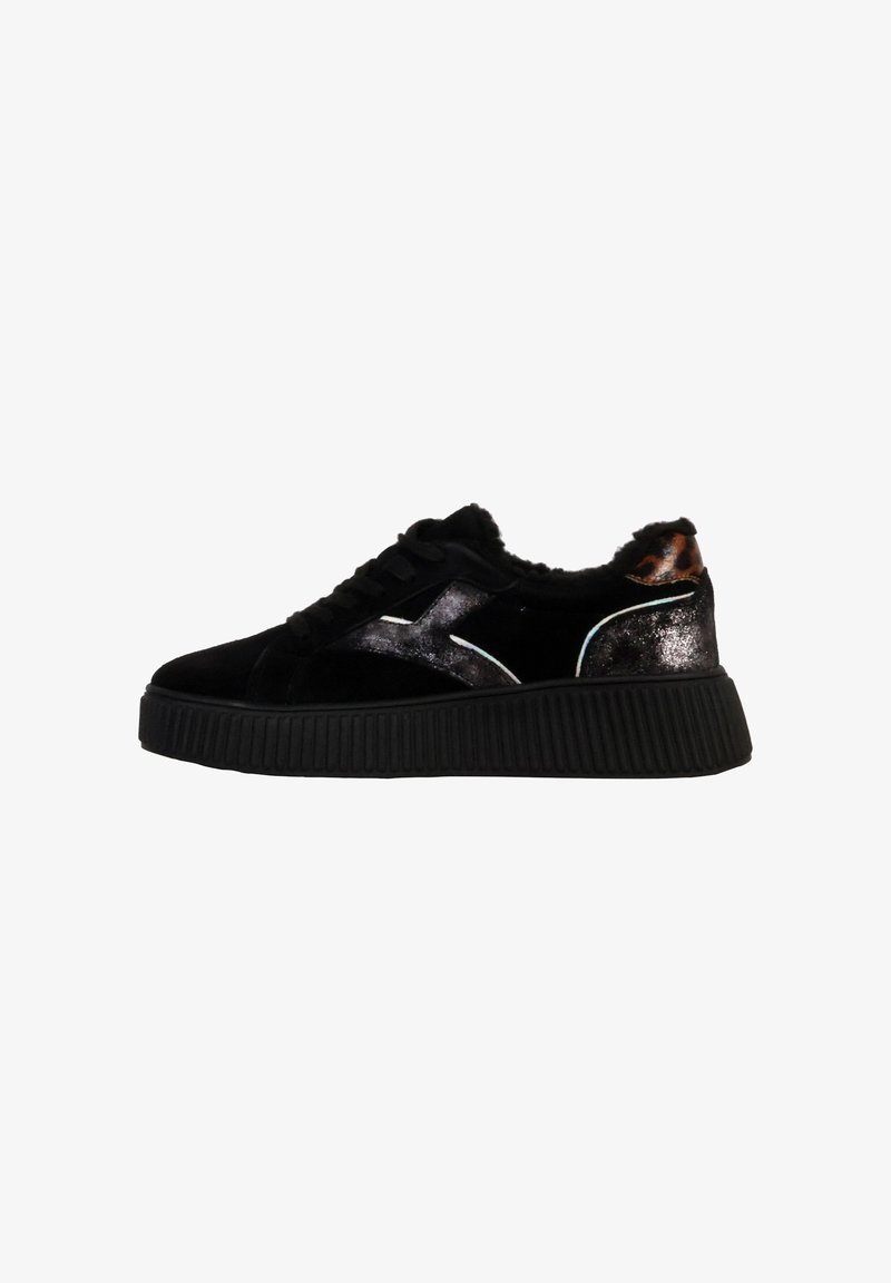 Sneaker in velluto nero con suola spessa e rigata, con dettagli metallici e colletto foderato in pelliccia. Design elegante con dettagli a contrasto.