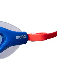 Modré plavecké brýle s průhlednými čočkami, texturovaným tělem a nastavitelním červeným popruhem. Logo zobrazeno na jedné straně.