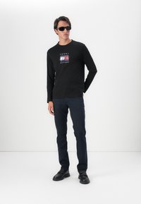 Tommy Hilfiger LINEAR FLAG GRAPHIC TEE - Langarmshirt - black
