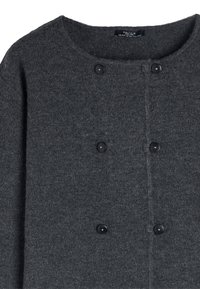Szary sweter z dzianiny z okrągłym dekoltem, z czarnymi guzikami z przodu i miękkim, teksturowanym wykończeniem. Minimalistyczny design.