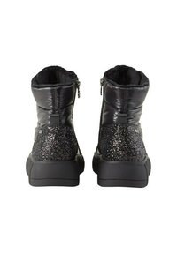Botas negras con material brillante, forro superior de felpa y acentos en el talón negro con brillo. Presentan una textura suave y cierre de cremallera.