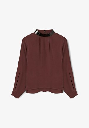 Donker bordeauxrode blouse met lange mouwen en een hoge halslijn, voorzien van een glanzend zwarte kraagdetail en plooien aan de voorkant en mouwen.
