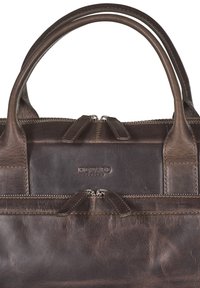 Braune Lederhandtasche mit doppelten oberen Tragegriffen, zwei Reißverschlüssen oben und einem geprägten Markenlogo. Besitzt eine glatte Textur und ein minimalistisches Design.
