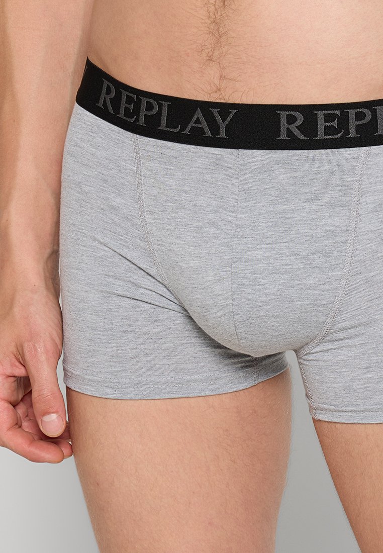 Graue Baumwoll-Boxershorts aus Baumwolle mit einem schwarzen elastischen Bund, der "REPLAY" in einem dezenten eingeprägten Design zeigt. Eng anliegende und nahtlose Verarbeitung.