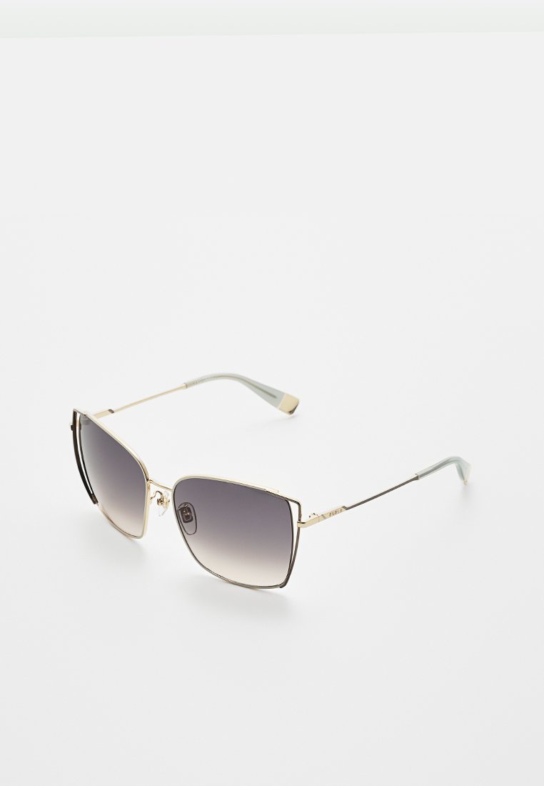 Gafas de sol con lentes oscuros de gran tamaño y ángulo en degradado gris oscuro, montura de metal dorado y puntas de varilla en gris claro. Diseño minimalista, sin marcas visibles.