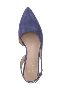 Paarse leren sandaal met een spitse neus, open zijkanten en verstelbare enkelband. Subtiel textuurpatroon op de bovenkant. Neutrale inlegzool.