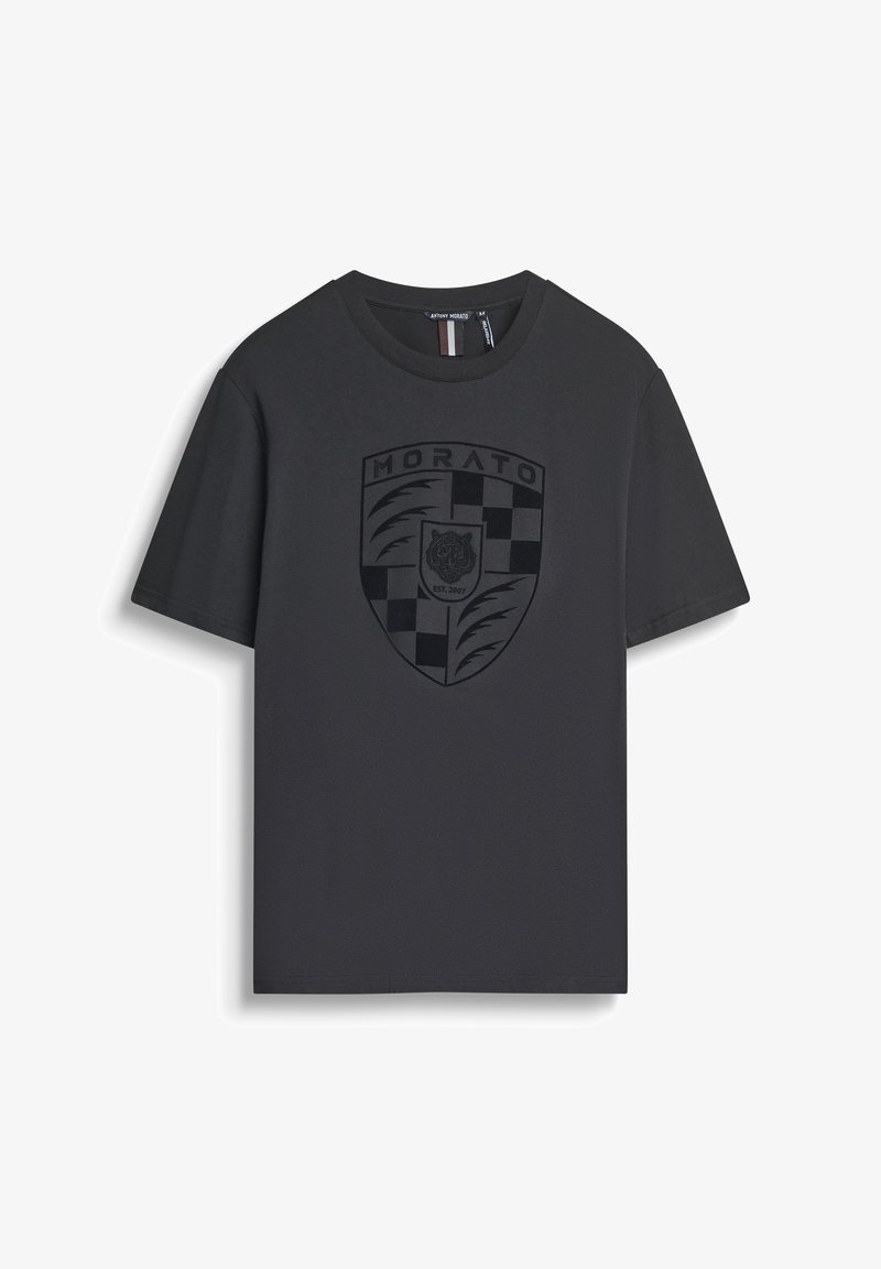 Crna pamučna majica s podignutim, toniranim grbom s logotipom "MORATO" i dizajnom tigra. Kratki rukavi, okrugli izrez i meka tekstura.