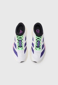 Fehér sportcipők lila és rózsaszín részletekkel, zöld fűzőkkel és texturált felsőrésszel. Az oldalán "Adizero" felirattal.