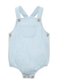 Svetlo modra denim kombinezona z nastavljivimi naramnicami, lesenimi gumbi in zadnjim žepom; elastični robovi hlačnic za enostavno oblačenje.
