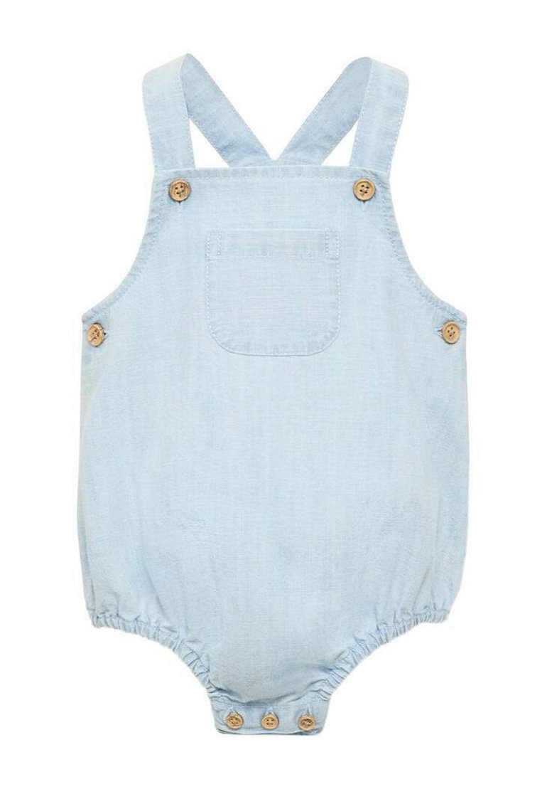 Svetlo modra denim kombinezona z nastavljivimi naramnicami, lesenimi gumbi in zadnjim žepom; elastični robovi hlačnic za enostavno oblačenje.