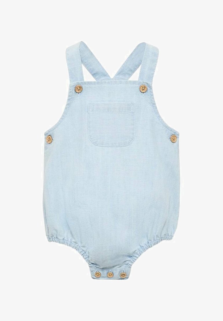 Svetlo modra denim kombinezona z nastavljivimi naramnicami, lesenimi gumbi in zadnjim žepom; elastični robovi hlačnic za enostavno oblačenje.