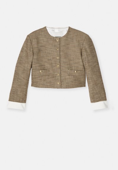 Bruine geruite cropped jacket met gouden knopen, witte manchetten en twee zijzakken. Gladde textuur, klassiek ontwerp en een stijlvolle pasvorm.