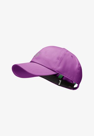 Lila Baseballkappe mit gesticktem Logo und verstellbarem schwarzem Riemen mit kleinem Markenschild auf der Rückseite.