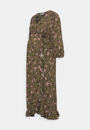 Robe maxi de maternité manches longues vert olive avec imprimé floral rose et noir, devant cache-cœur, ourlet volanté et poignets froncés.