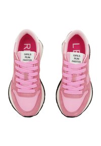 Sneakers rosa con un mix di materiali lisci e testurizzati. Presentano una chiusura con lace-up, dettagli bianchi e un'etichetta che afferma "LE RAGAZZE CORRONO PIÙ VELOCE."