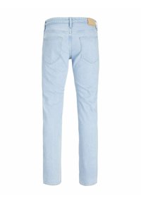 Jeans de denin azul claro con corte recto, con dos bolsillos traseros y una etiqueta de cuero marrón en la cintura. Tejido suave y texturizado.