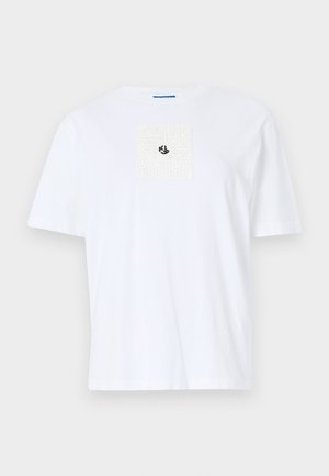 T-shirt bianca in cotone con una patch quadrata testurizzata sul petto che presenta dettagli del logo in nero. Collo a giro e maniche corte.