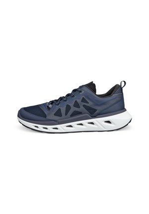 Dunkelblauer Sportschuh mit Mesh-Obermaterial, geometrischen Seitenmustern, weißer dicker Sohle mit Ausschnitt-Details und schwarzer Innenfutter.
