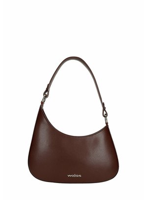 Bruine lederen schoudertas met een gebogen silhouet en een korte riem, voorzien van een klein metallic "wojas" logo aan de onderkant in het midden.