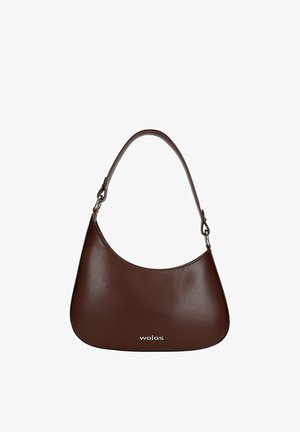 Bruine lederen schoudertas met een gebogen silhouet en een korte riem, voorzien van een klein metallic "wojas" logo aan de onderkant in het midden.