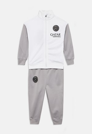 Weißer und grauer Trainingsanzug mit durchgehendem Reißverschlussjacke, die Logos von Paris Saint-Germain und Qatar Airways zeigt.