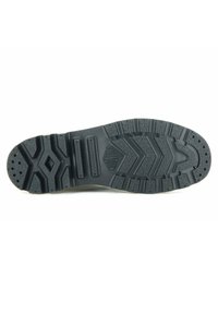 Suela de zapato de goma negra con un patrón de relieve multidireccional. Presenta ranuras y acentos elevados para una mejor tracción y durabilidad.