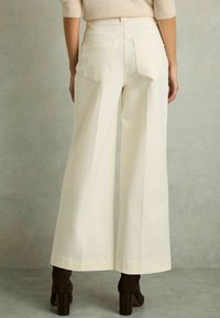 Reiss Tygbyxor - cream