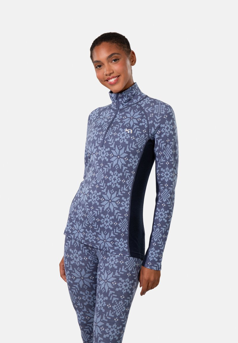 Langdurige sporttop met lange mouwen en een halve rits, voorzien van een blauw geometrisch patroon aan de voorkant en donkere marineblauwe zijkanten. Het materiaal lijkt rekbaar.