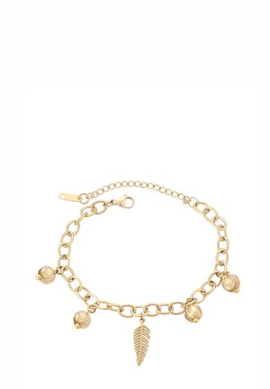 Gouden armband met een kettingontwerp, voorzien van drie geribbelde kralen en een hangende blaadje charme. Gladde textuur met een gepolijste afwerking.