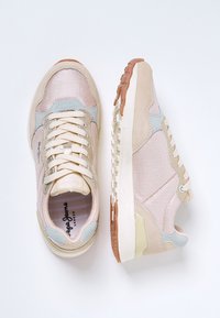 Lätta sneakers med en blandning av beige mesh och mocka. Accentfärger inkluderar ljusblå och krämfärg. Texturerad gummisula för bra grepp.