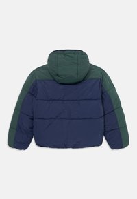Giacca imbottita blu navy e verde con cappuccio, vista da dietro, caratterizzata da un design a blocchi di colore e maniche lunghe.