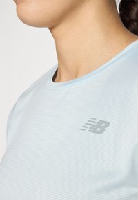 New Balance SPORT ESSENTIALS LONG SLEEVE - Hosszú ujjú felső - frosted glass