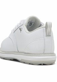 Scarpe da golf bianche con tomaia sintetica testurizzata, accenti argentati, lati perforati e suola in gomma con tacchetti per trazione.