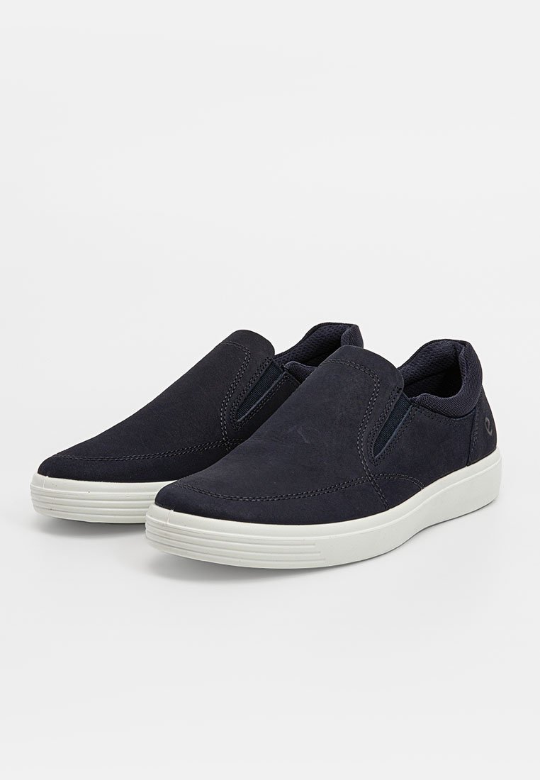 Marina slip-on skor i texturerat mocka, med elastiska sidopaneler, en slät gummisula och minimalistisk design.