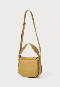 Crosbodytas van cognackleurig leer met een bovenpaneel van suède, verstelbare schouderriem en goudkleurige hardware. Ronde vorm met een vlakke onderkant.