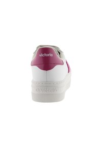 Sneaker bianca con accenti rosa, retro testurizzato e dettaglio del logo. Presenta una punta arrotondata e una suola imbottita con una finitura liscia.