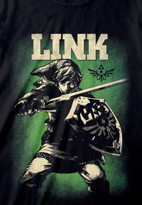 Černé tričko s grafikou postavy s mečem a štítem, s nápisem "LINK" tučně napsaným bílými písmeny nahoře a zeleným pozadím.