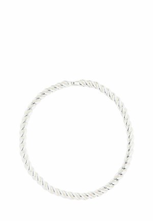 Verdrehte Silbermetall-Choker-Halskette mit glatter, reflektierender Oberfläche und gleichmäßigen runden Kanten, die ein nahtloses Design aufweist.