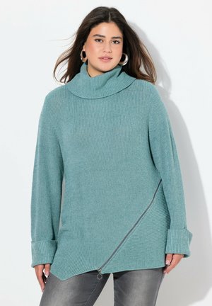 Maglione teal con un alto collo a cowl, maniche lunghe, texture a coste e un dettaglio con zip asimmetrica lungo il lato.