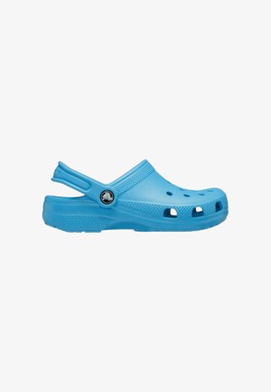 Zueco azul claro ventilado, tipo slip-on, con correa ajustable en el talón y suela texturizada.