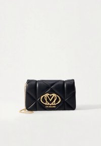 Μαύρη τσάντα από συνθετικό δέρμα με καπιτονέ μοτίβο, χρυσό λογότυπο και λουρί αλυσίδα, με ορθογώνιο σχήμα και ομαλή υφή.