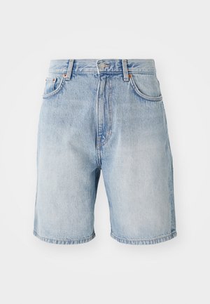 Shorts di jeans azzurri chiari con vita alta, design a cinque tasche e cuciture a contrasto. Orli rifiniti e chiusura con bottone in metallo.