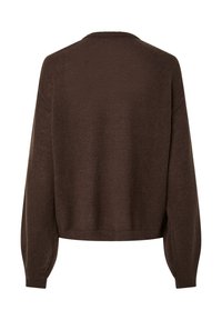 Temno rjav pleteni dolgi pulover z okroglo ovratnikom in rebrastimi manšetami, prikazan zadaj na enostavni beli podlagi.