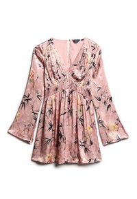 Vestido floral rosa de satén con largas mangas de campana. Presenta un escote en V profundo, busto recogido y una falda acampanada. Detalle de abertura en la espalda.