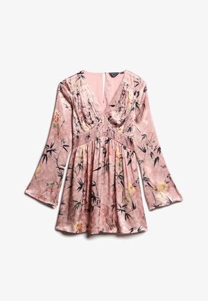 Blomstrede lyserøde kjole lavet af satin med lange klokkeærmer. Har en dyb V-udskæring, samlet bryst og en flagrende nederdel. Bageste nøglehul detalje.